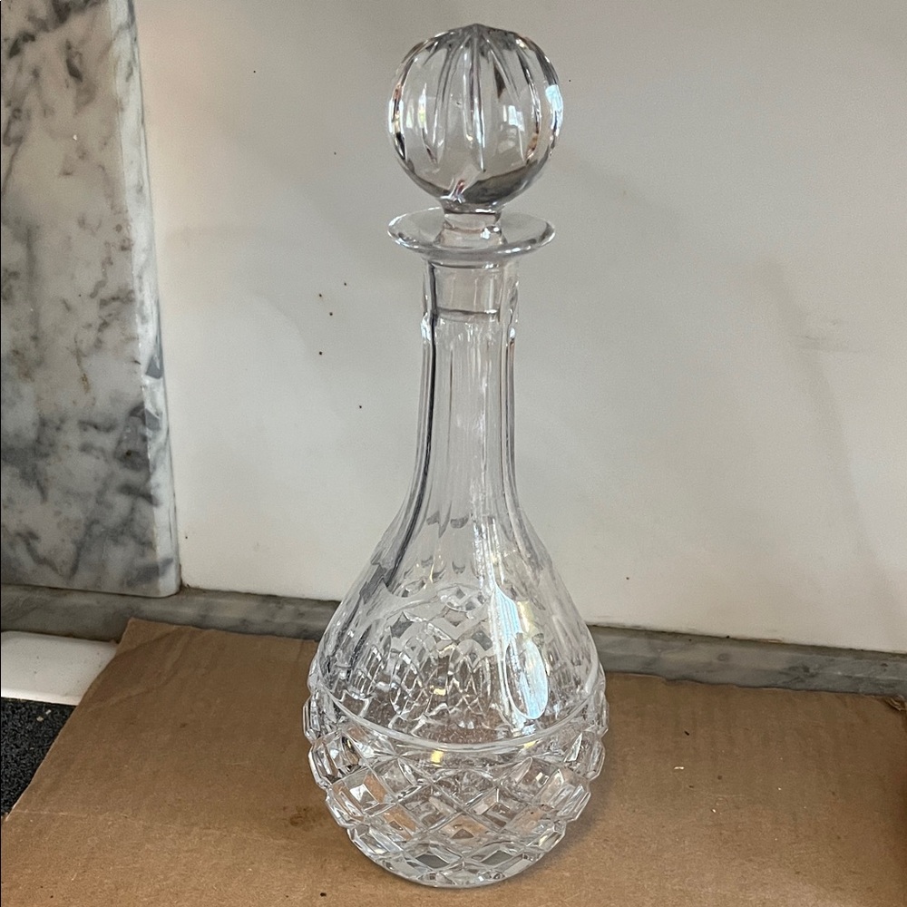 Elegant Crystal Decanter with Stopper